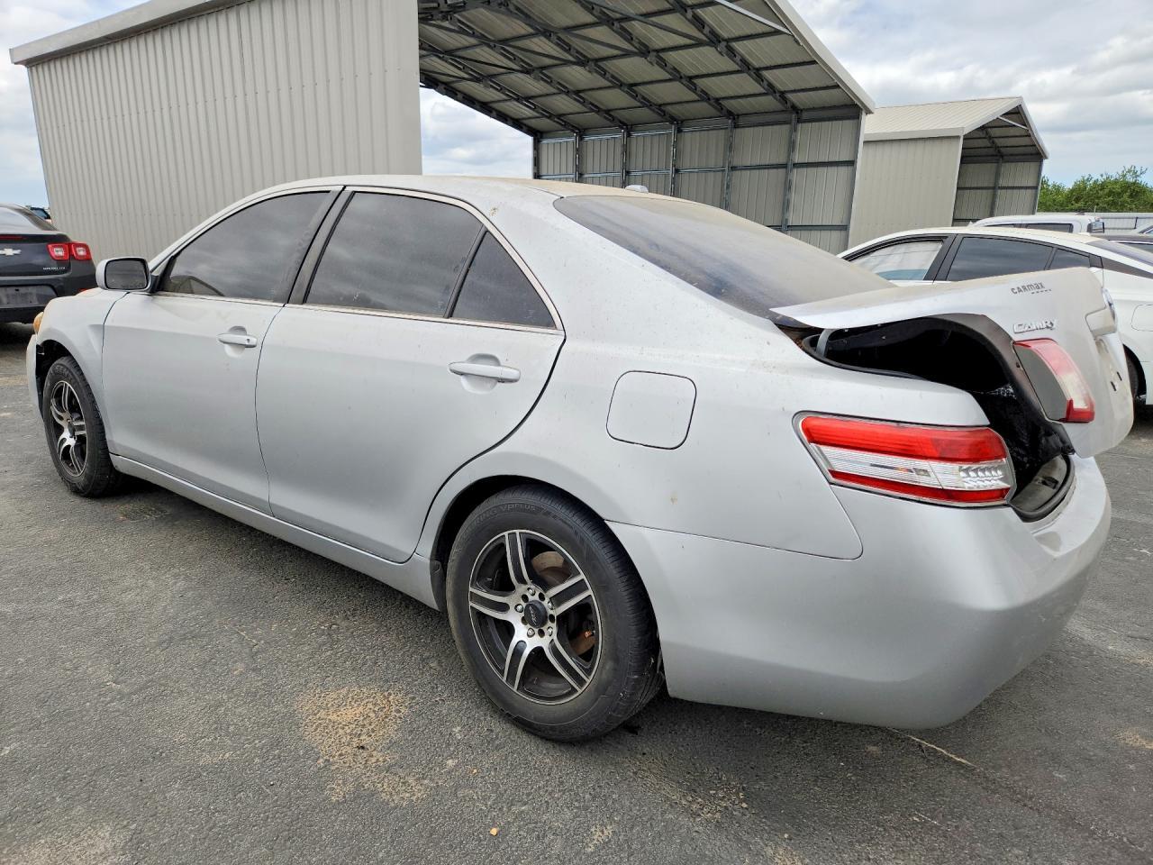 2010 Toyota Camry Le - Фото 2