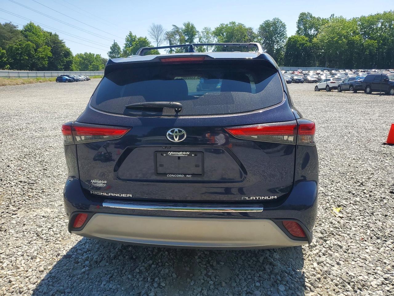 2023 Toyota Highlander Platinum - Image 6