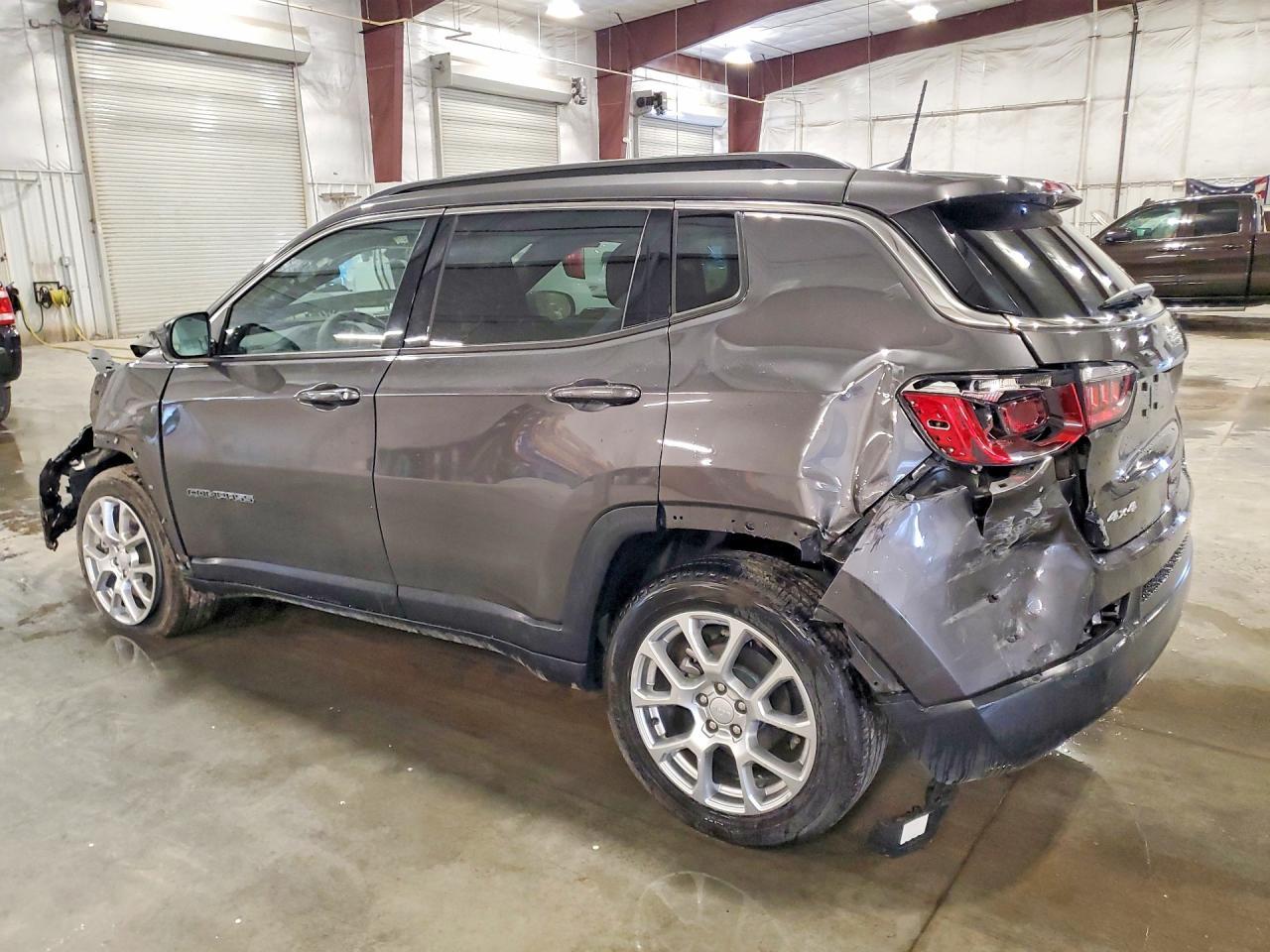2023 Jeep Compass Latitude Lux - Фото 2