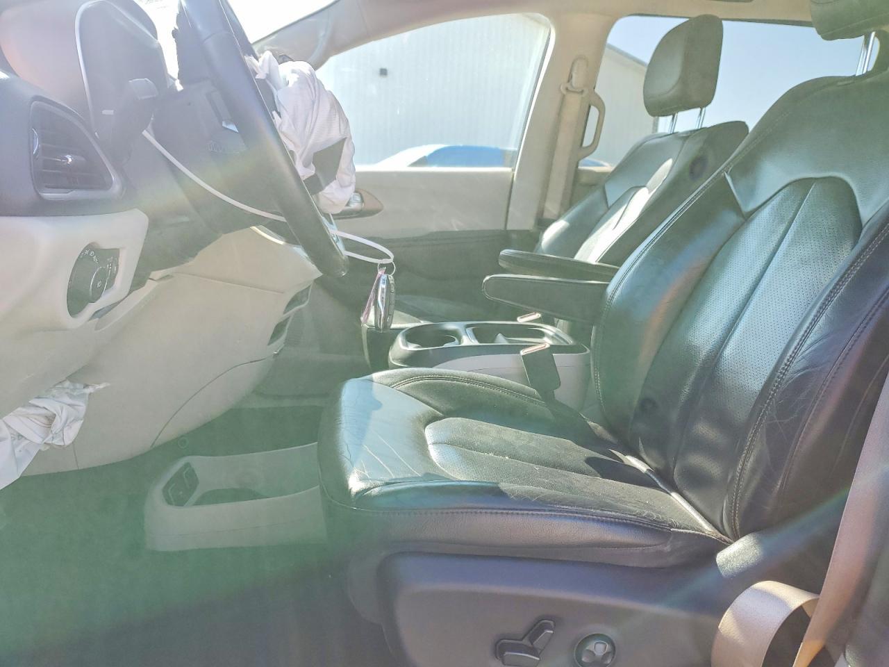 2018 Chrysler Pacifica Touring L - Image 7