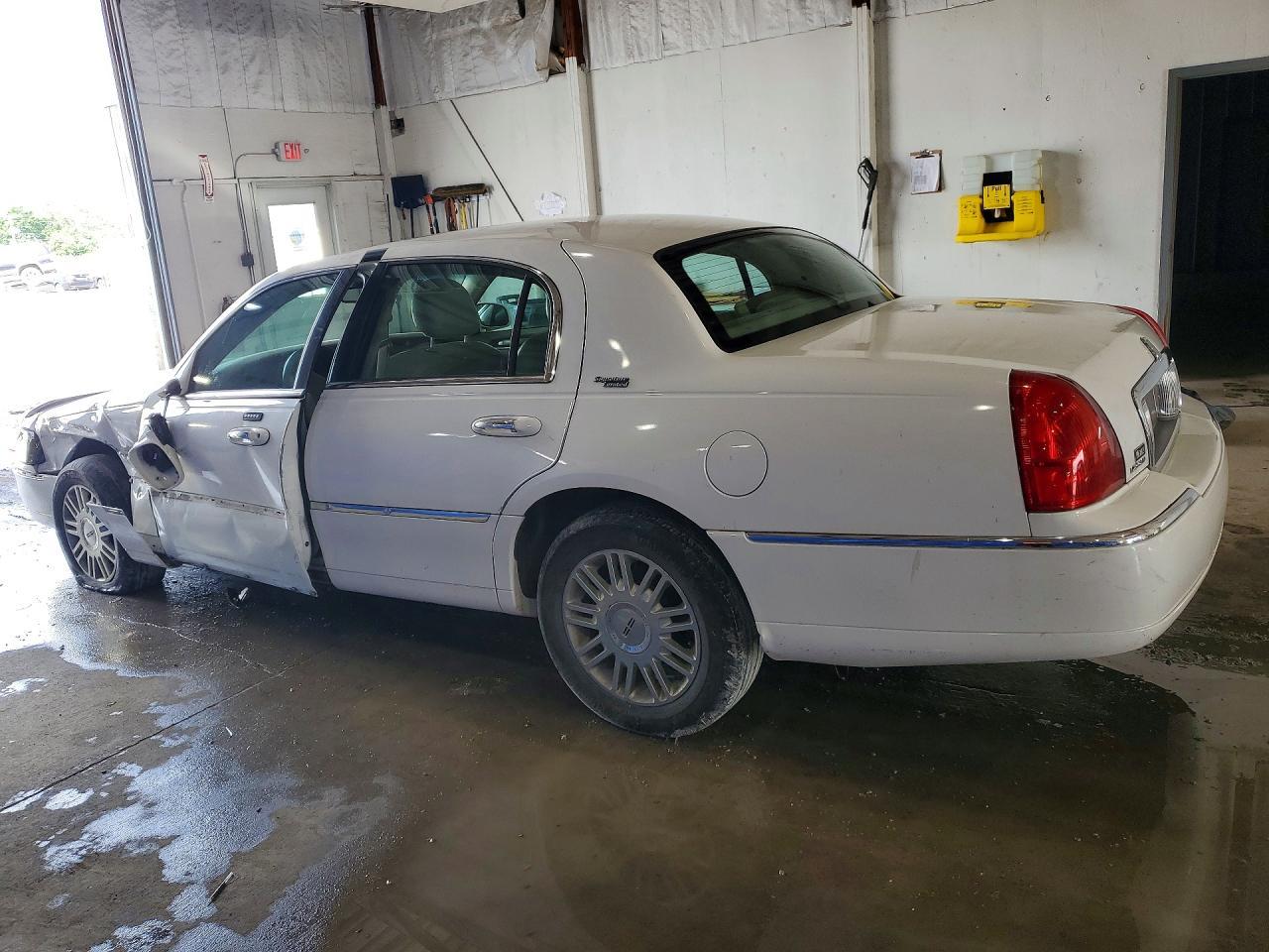 2006 Lincoln Town Car Signature Limited - Фото 2