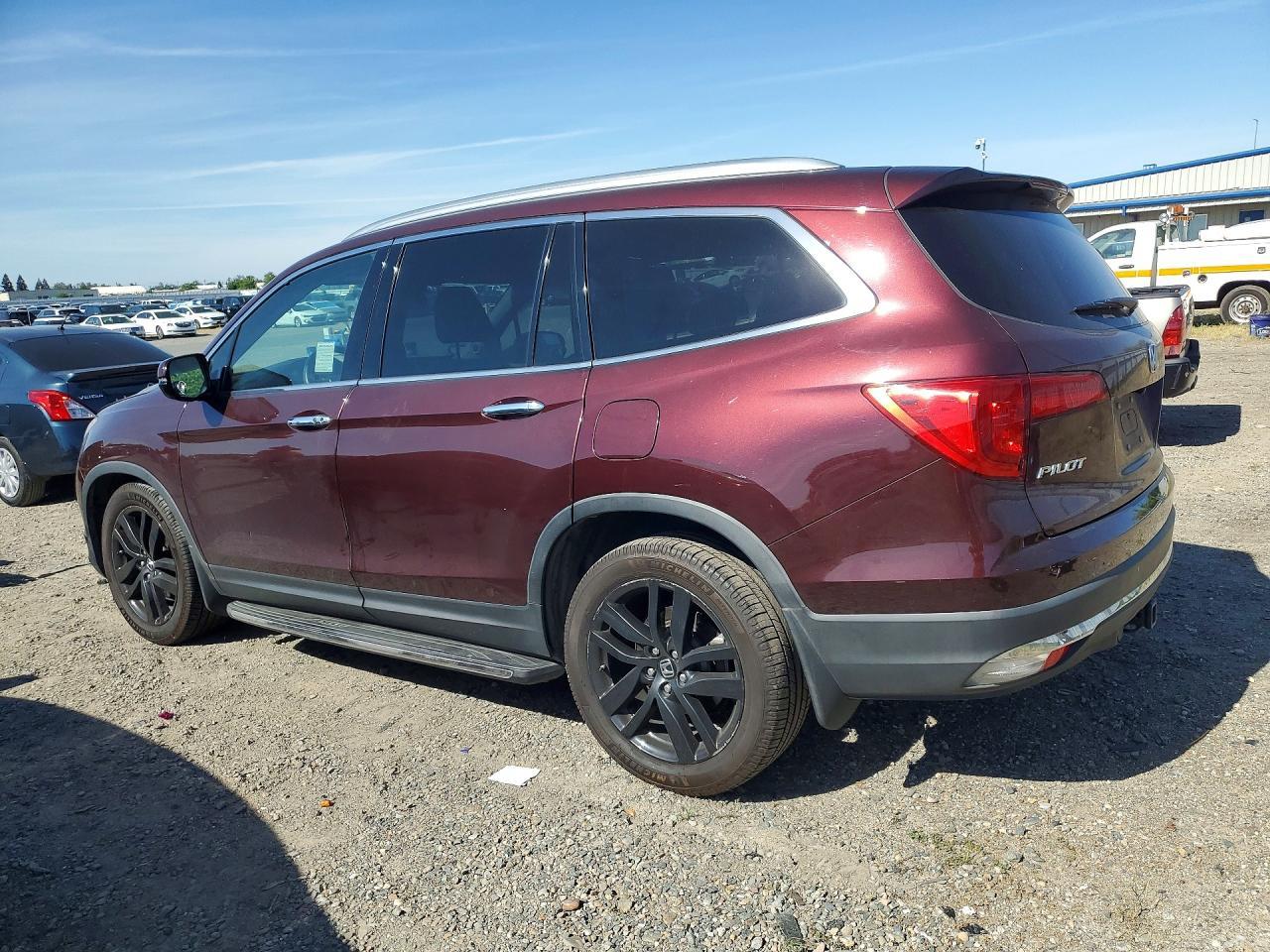 2017 Honda Pilot Touring - Image 2