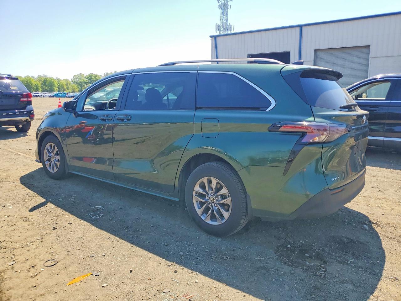 2025 Toyota Sienna Le - Фото 2