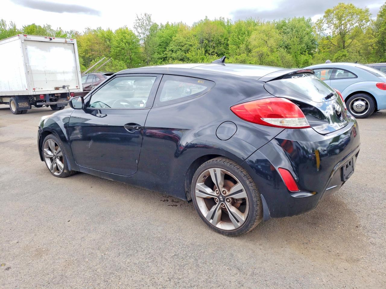 2013 Hyundai Veloster Base - Image 2