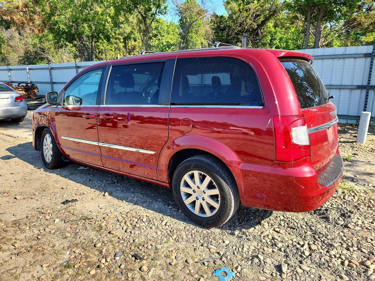 2013 Chrysler Town & Country Touring - Фото 2