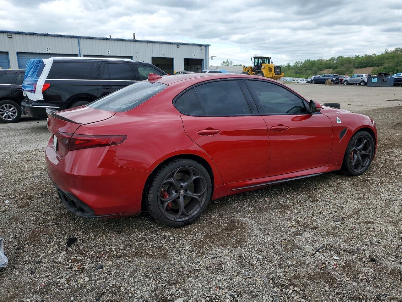 2018 Alfa Romeo Giulia Quadrifoglio - Фото 3