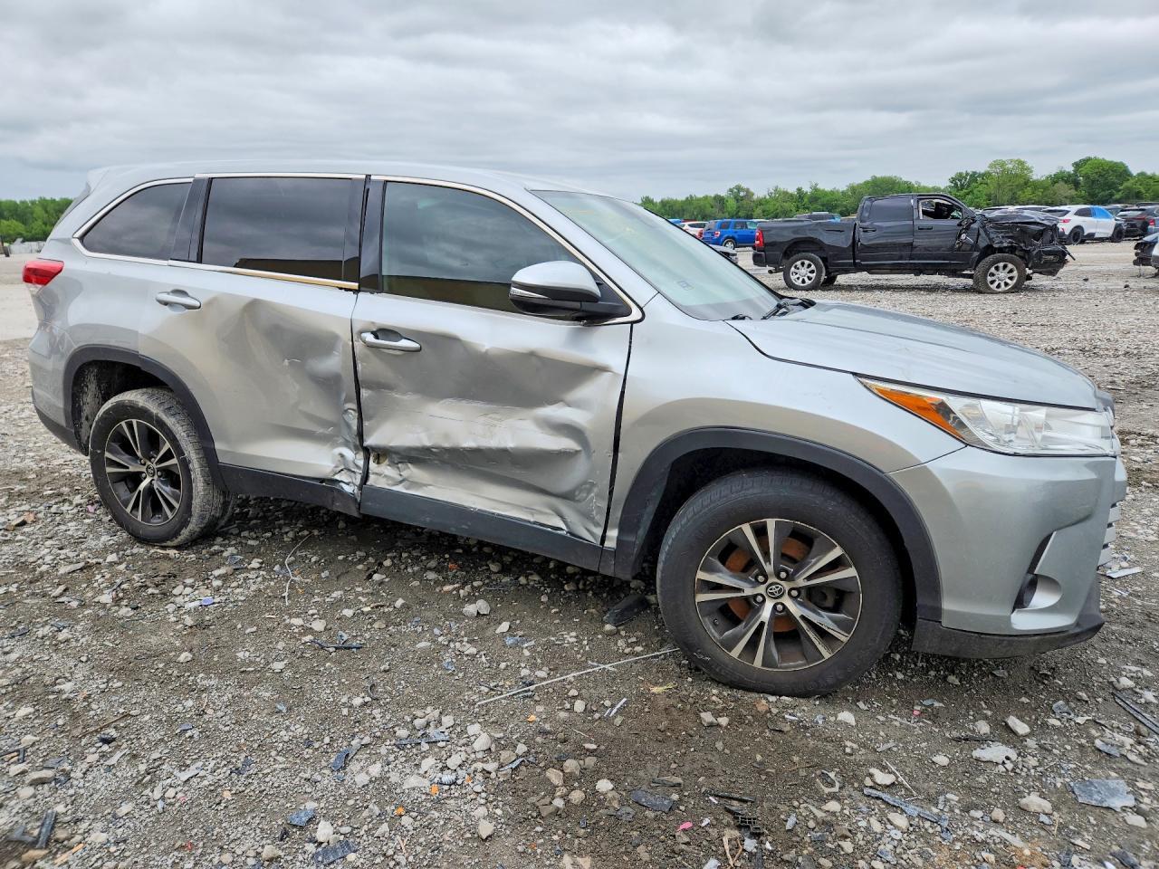 2019 Toyota Highlander Le - Image 4
