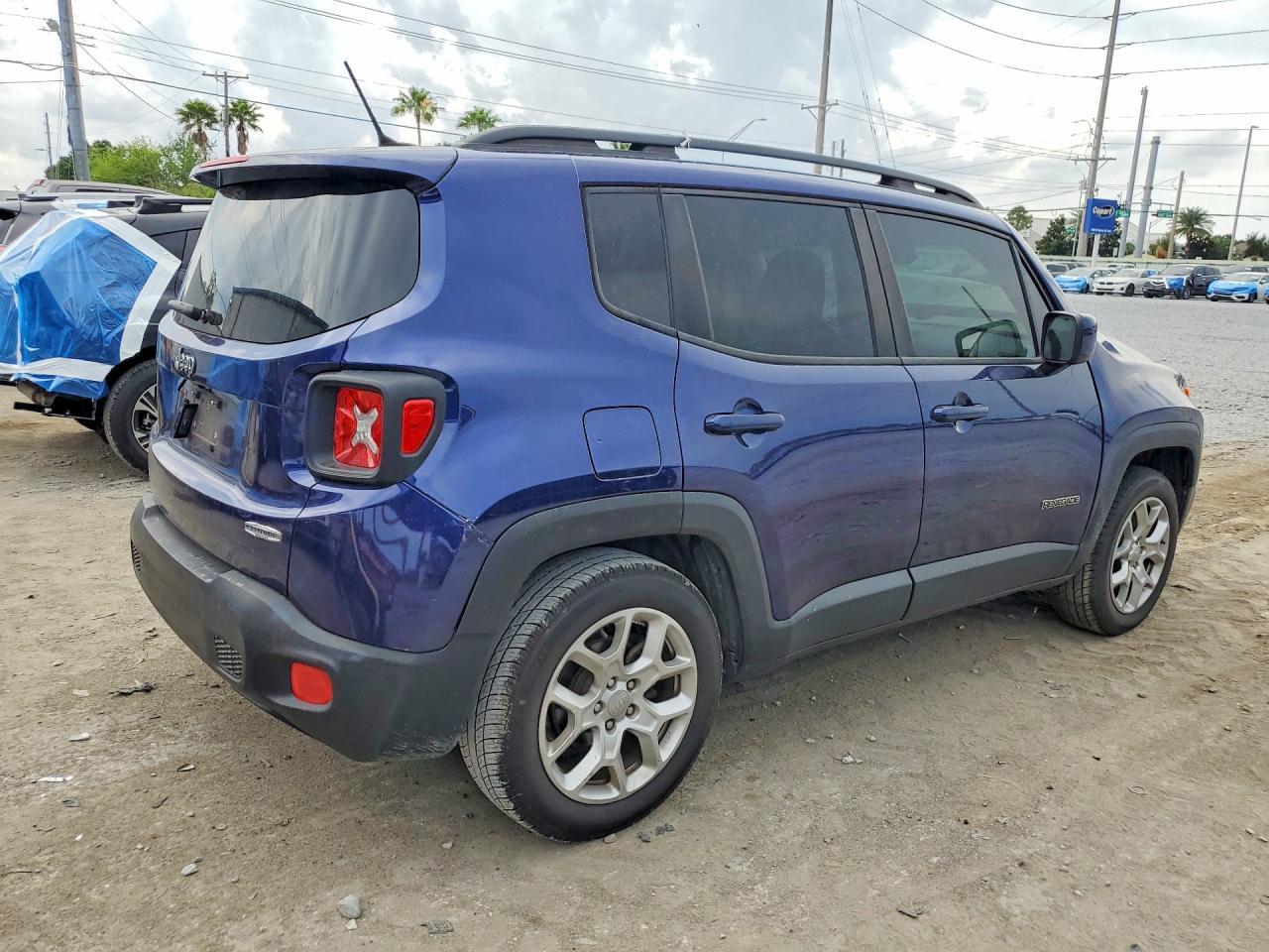 2017 Jeep Renegade Latitude - Image 3