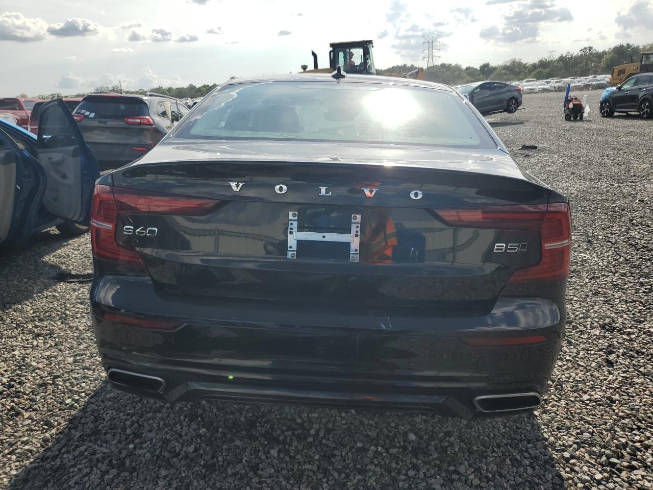2022 Volvo S60 B5 Momentum - Image 6