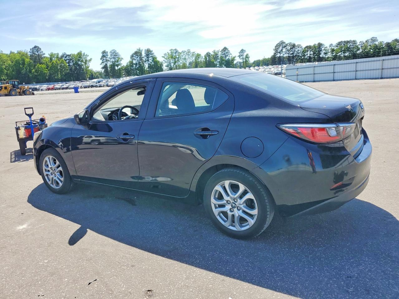 2017 Toyota Yaris Ia Base - Фото 2