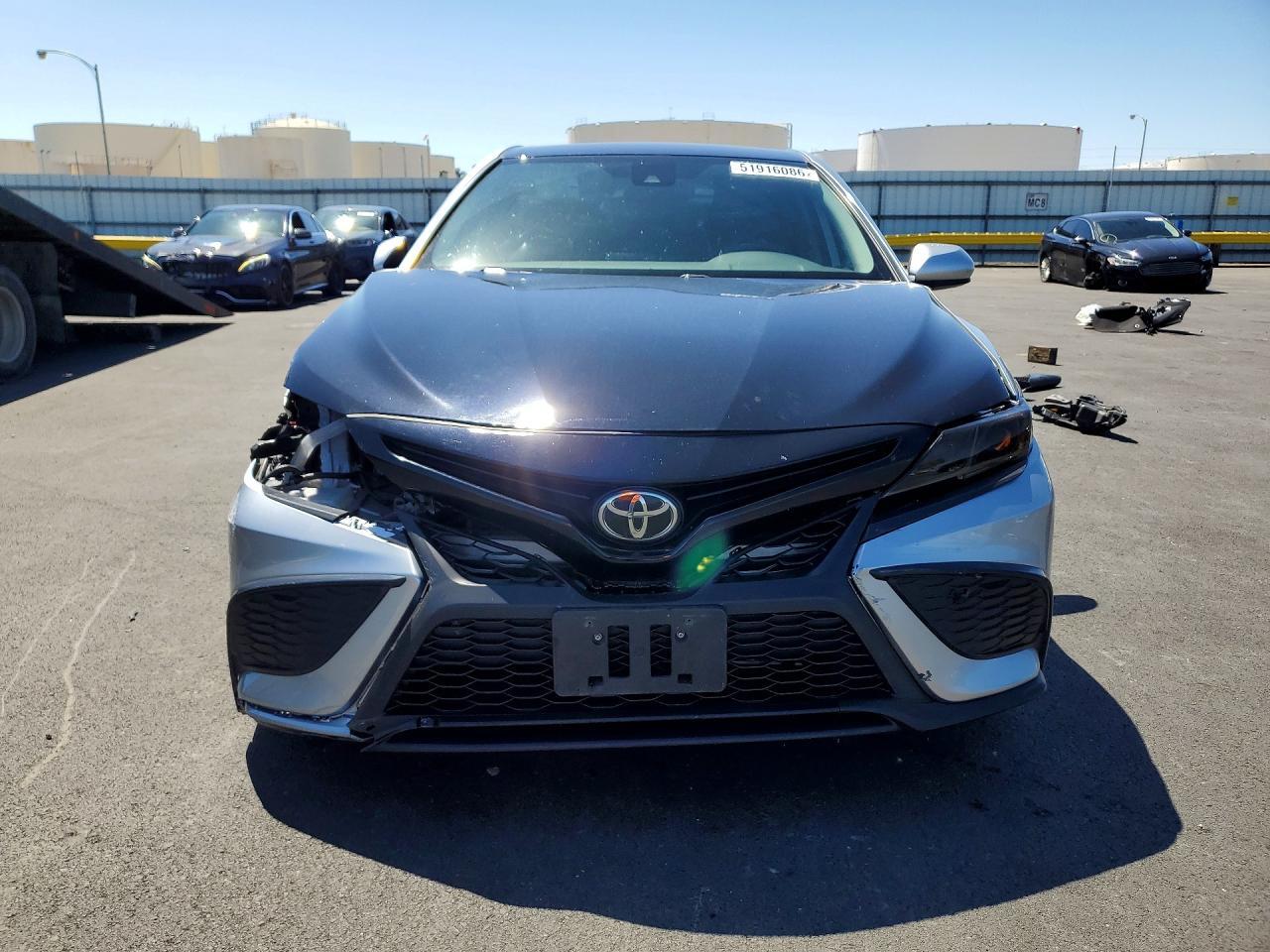 2021 Toyota Camry Se - Фото 5