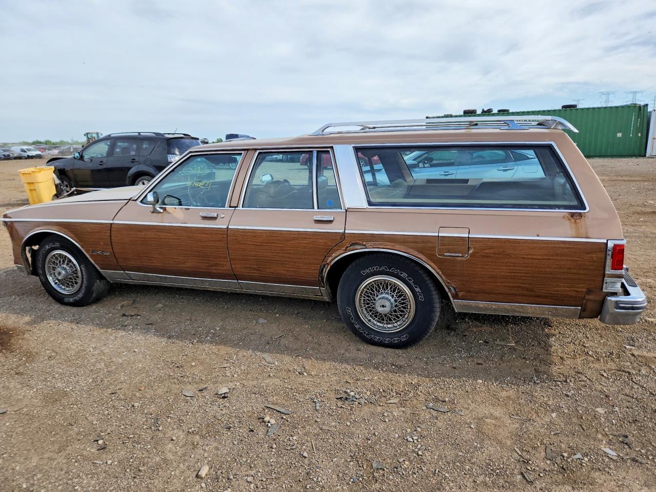 1988 Oldsmobile Custom Cruiser - Фото 2