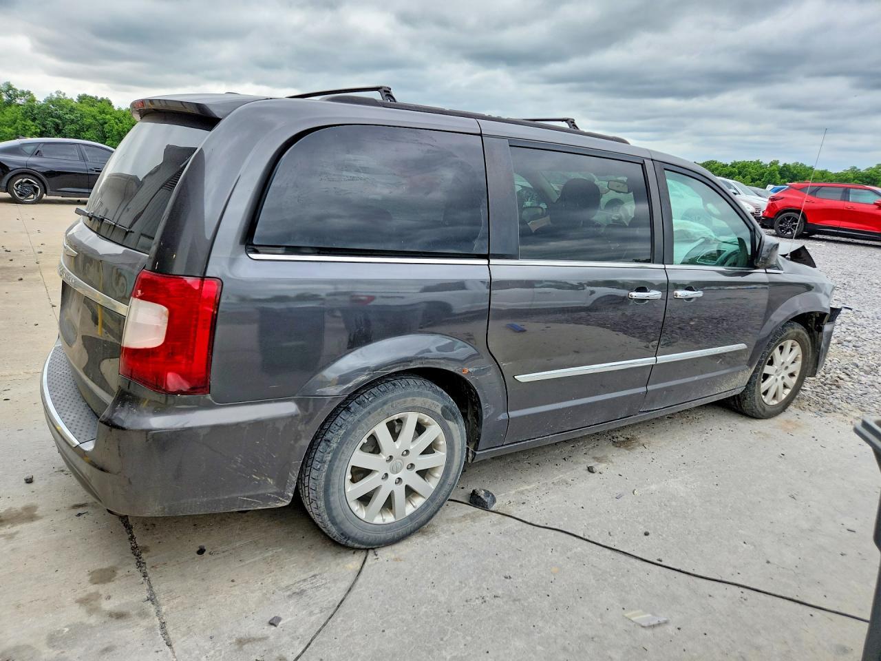 2015 Chrysler Town & Country Touring - Image 3