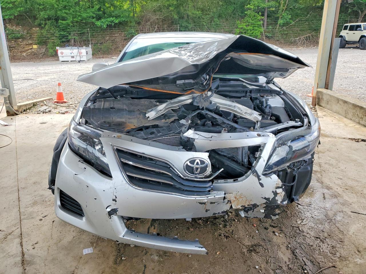 2010 Toyota Camry Le - Фото 5