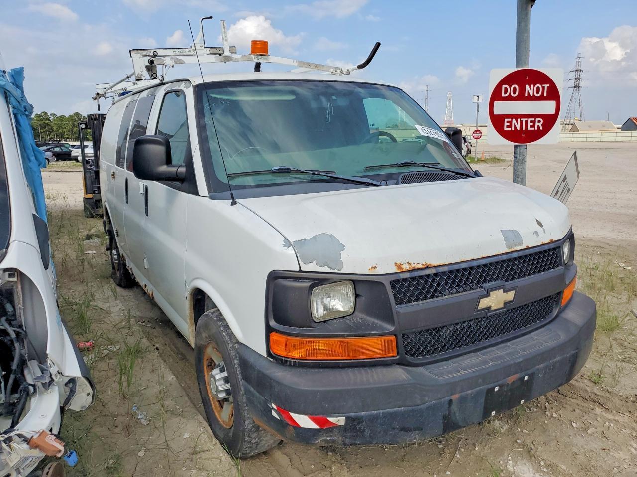 2010 Chevrolet Express G2500 - Image 4