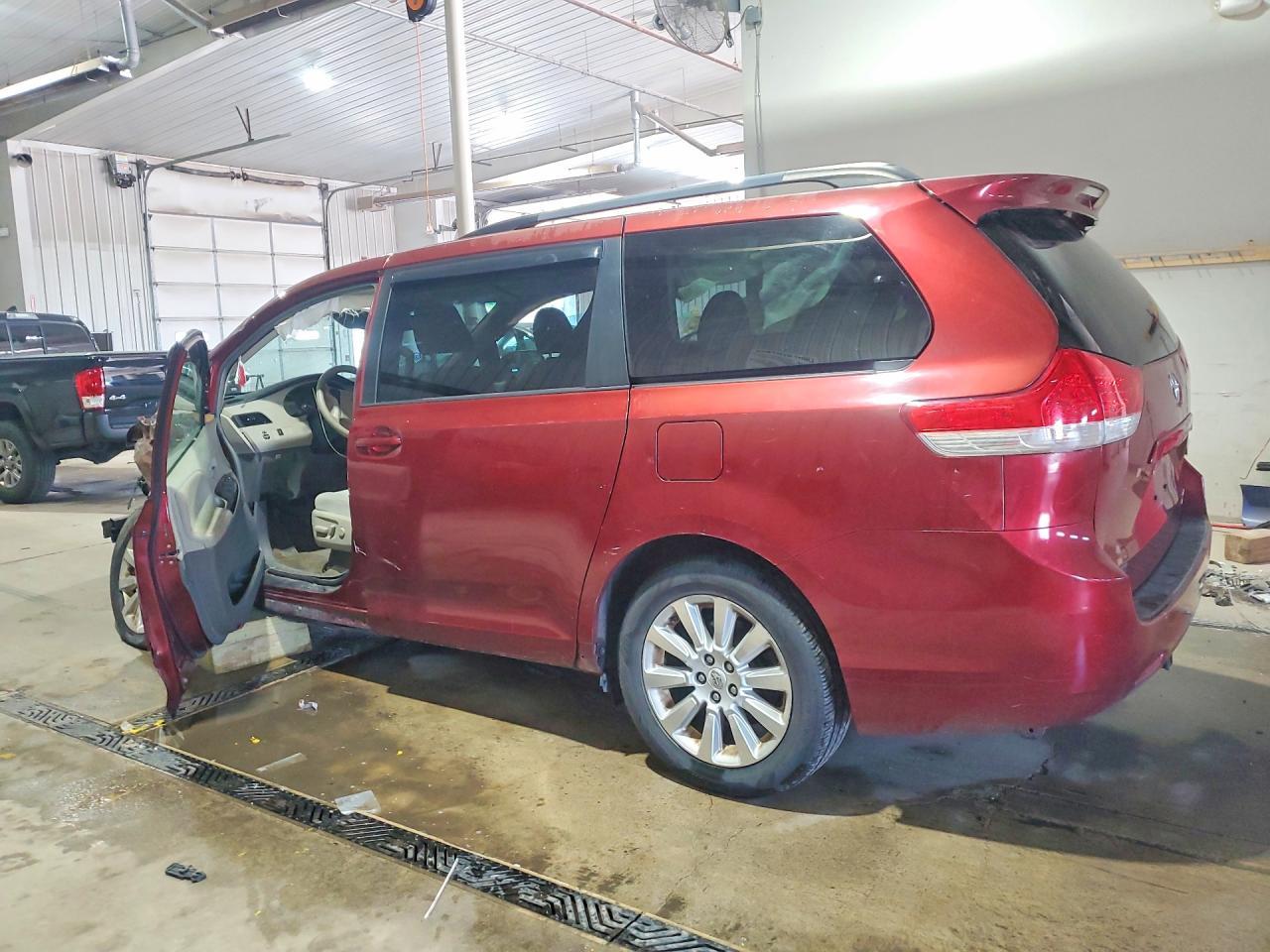 2012 Toyota Sienna Le - Фото 2
