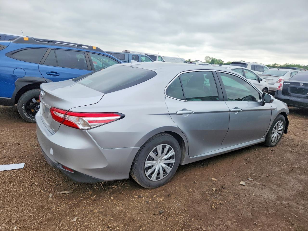 2019 Toyota Camry Le - Фото 3