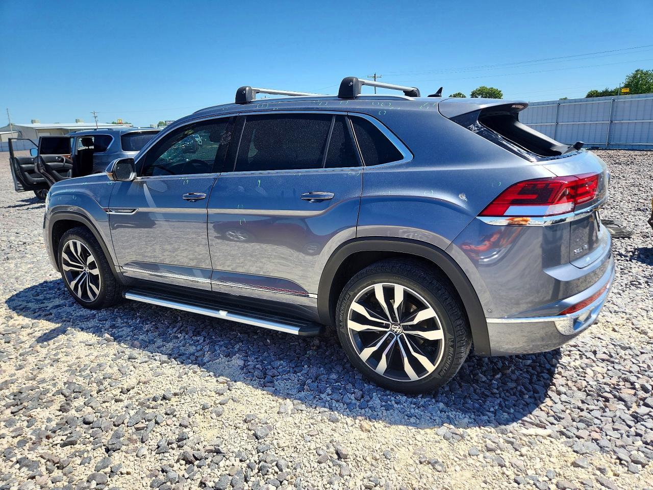 2020 Volkswagen Atlas Cross Sport Sel Premium R-Line - Image 2