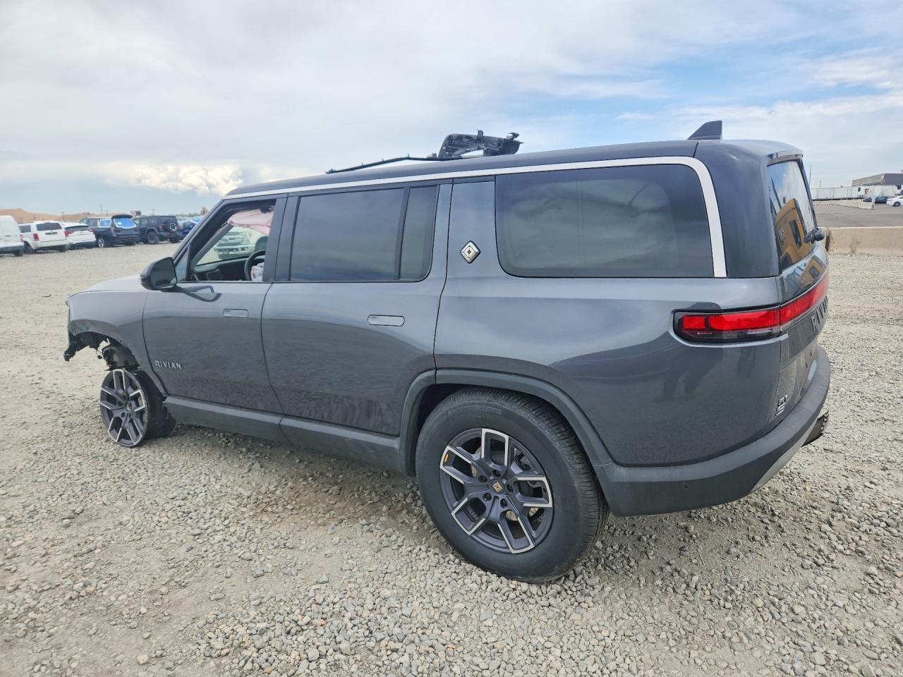 2025 Rivian R1S Adventure - Фото 2