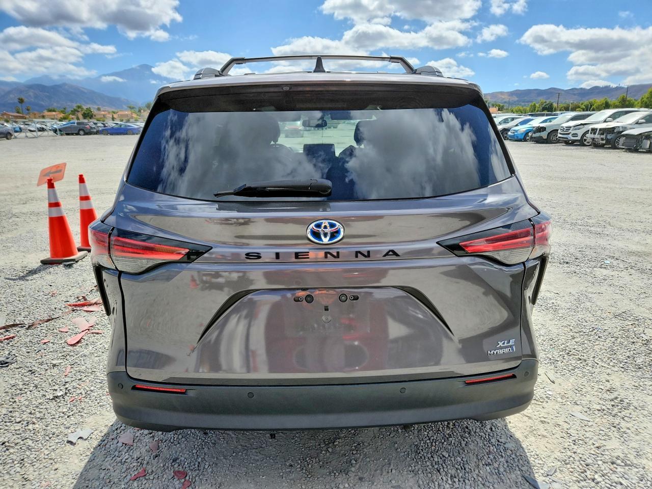 2022 Toyota Sienna Xle - Image 6