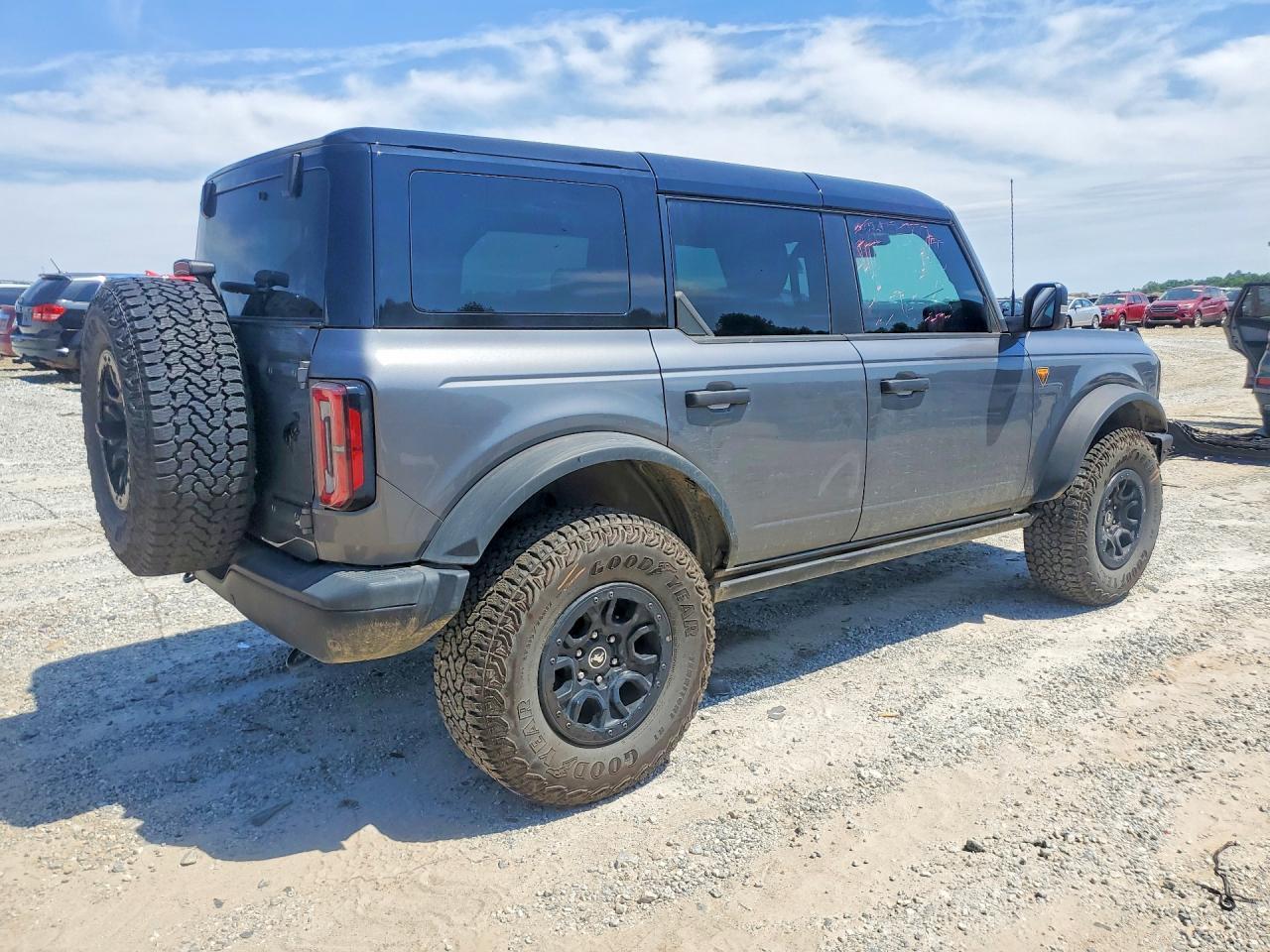 2025 Ford Bronco Badlands - Image 3