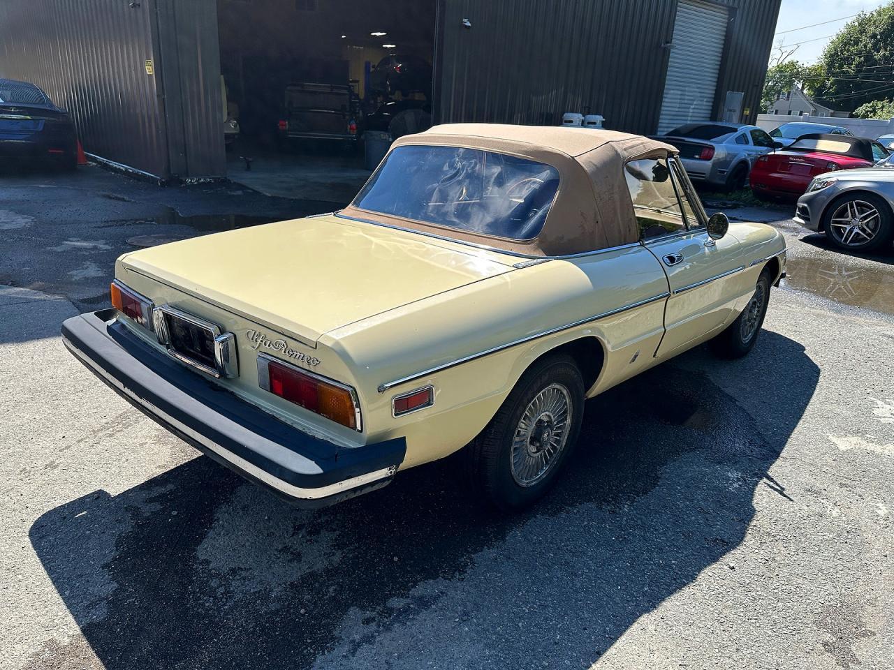 1982 Alfa Romeo Veloce 2000 Spider - Фото 4