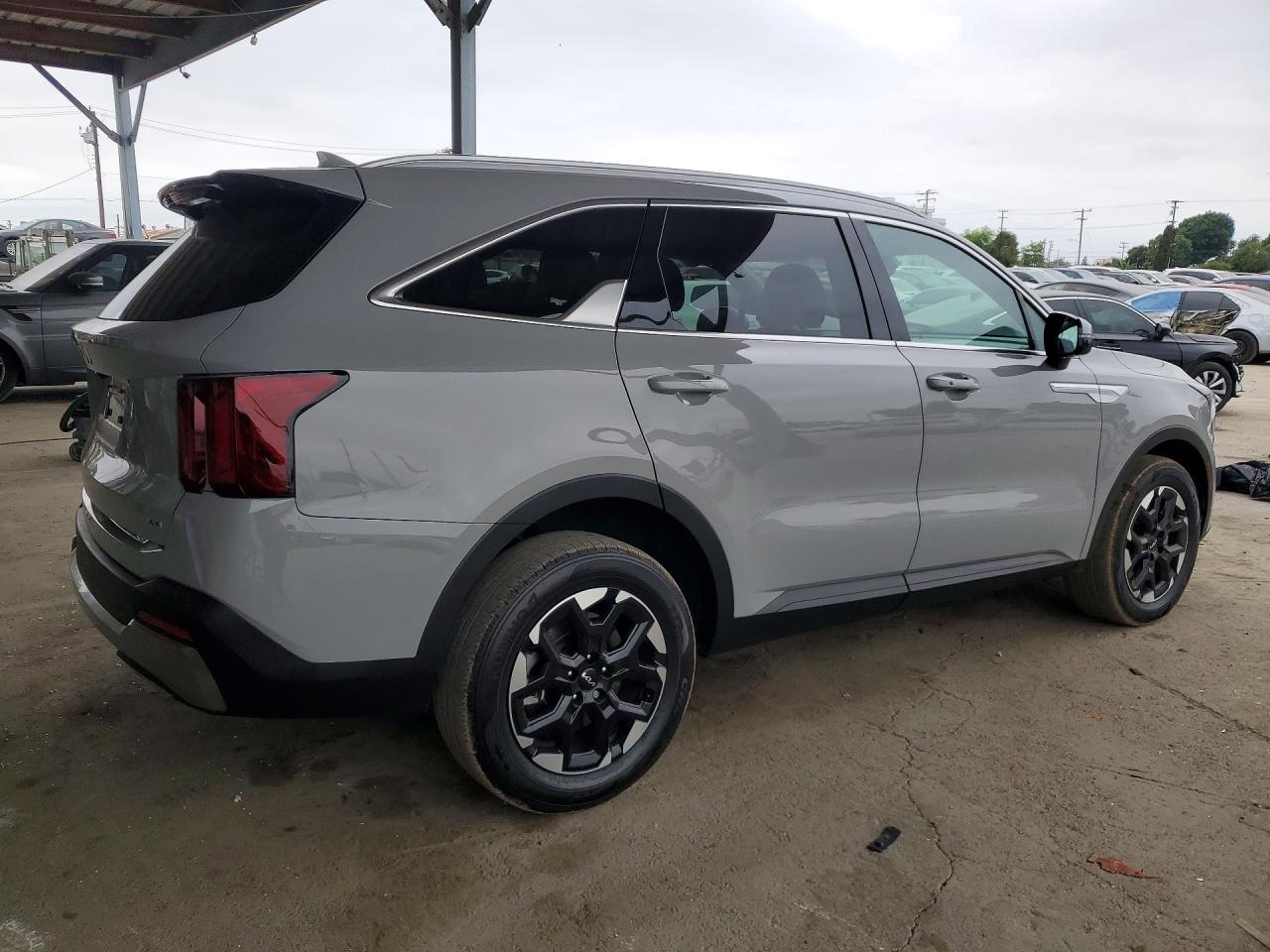 2025 Kia Sorento S - Image 3