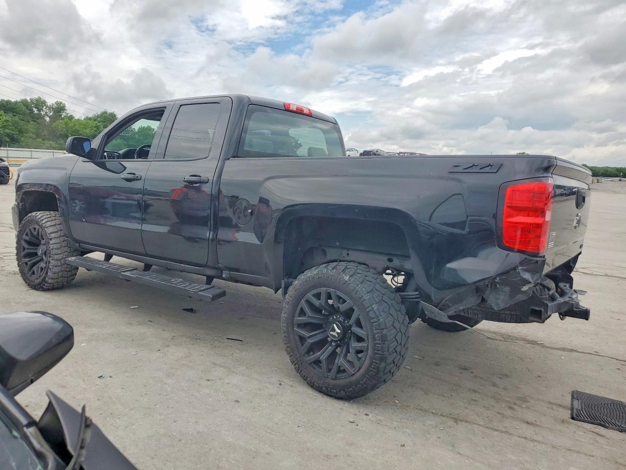 2017 Chevrolet Silverado K1500 Lt - Image 2