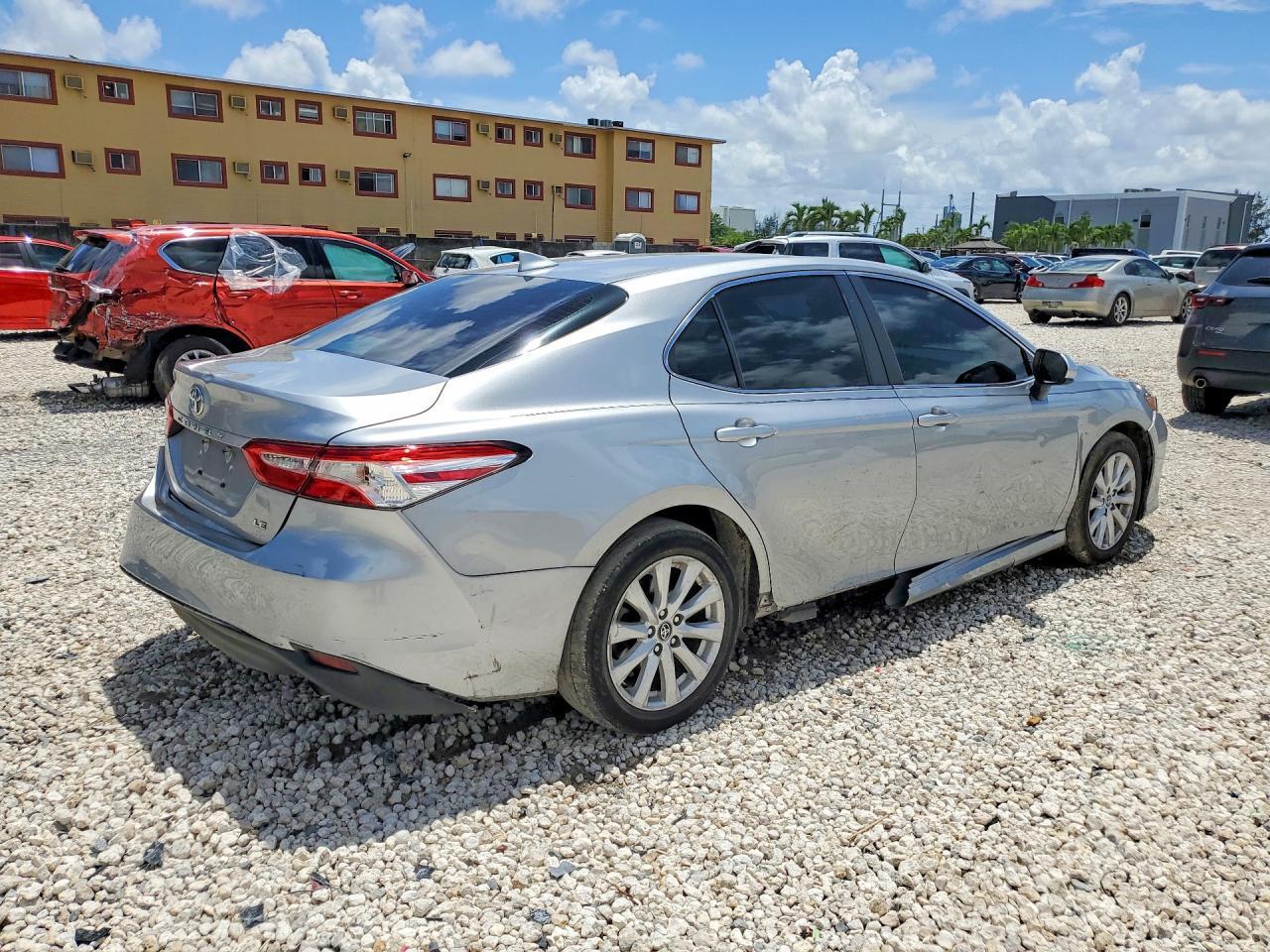 2020 Toyota Camry Le - Фото 3