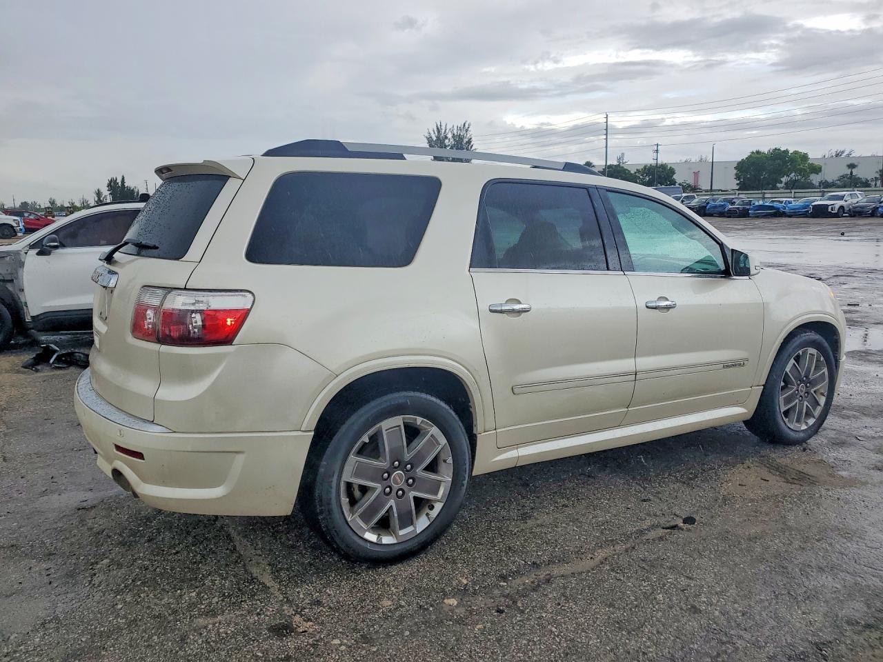 2011 GMC Acadia Denali - Image 3