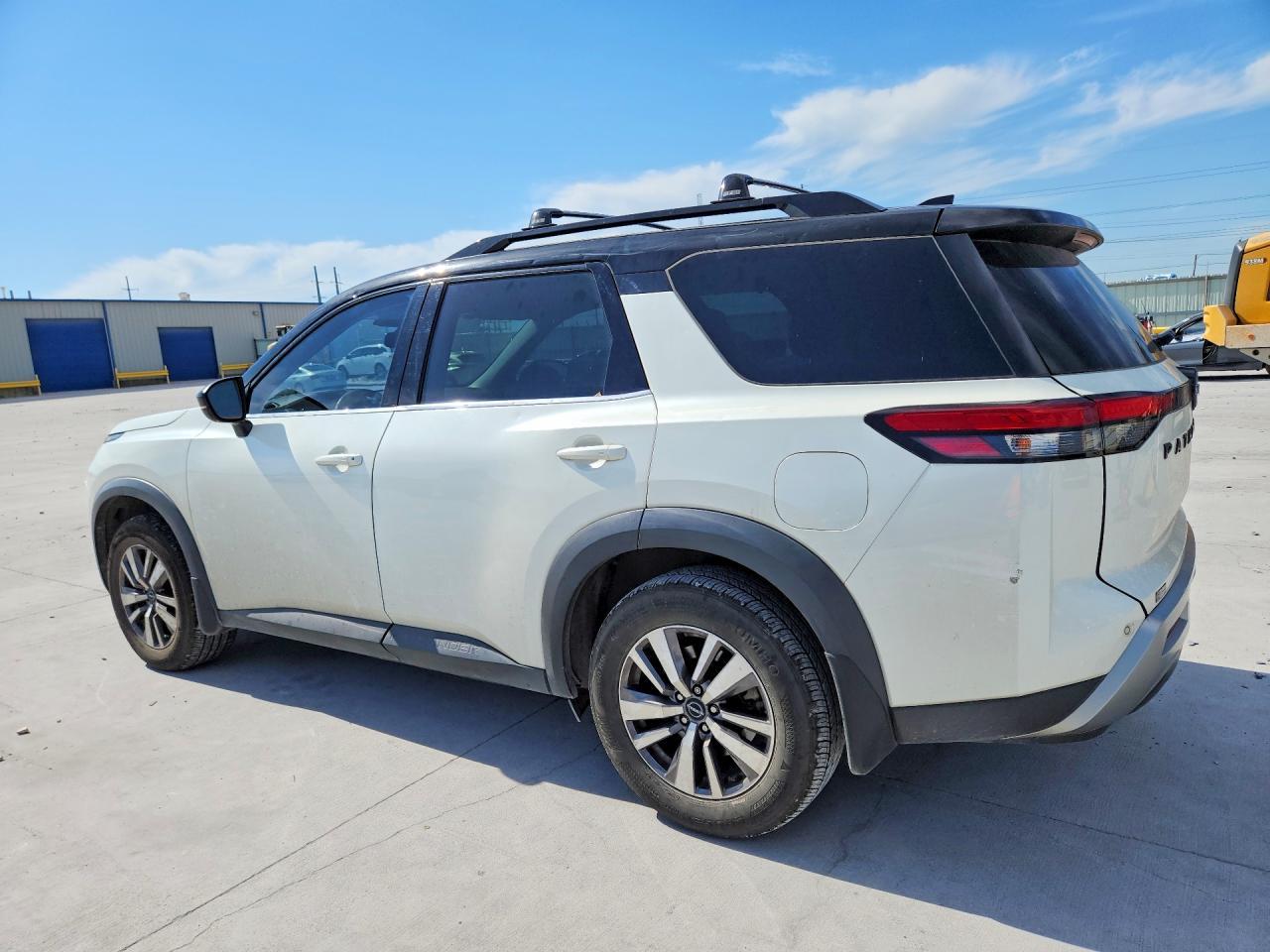 2022 Nissan Pathfinder Sl - Фото 2