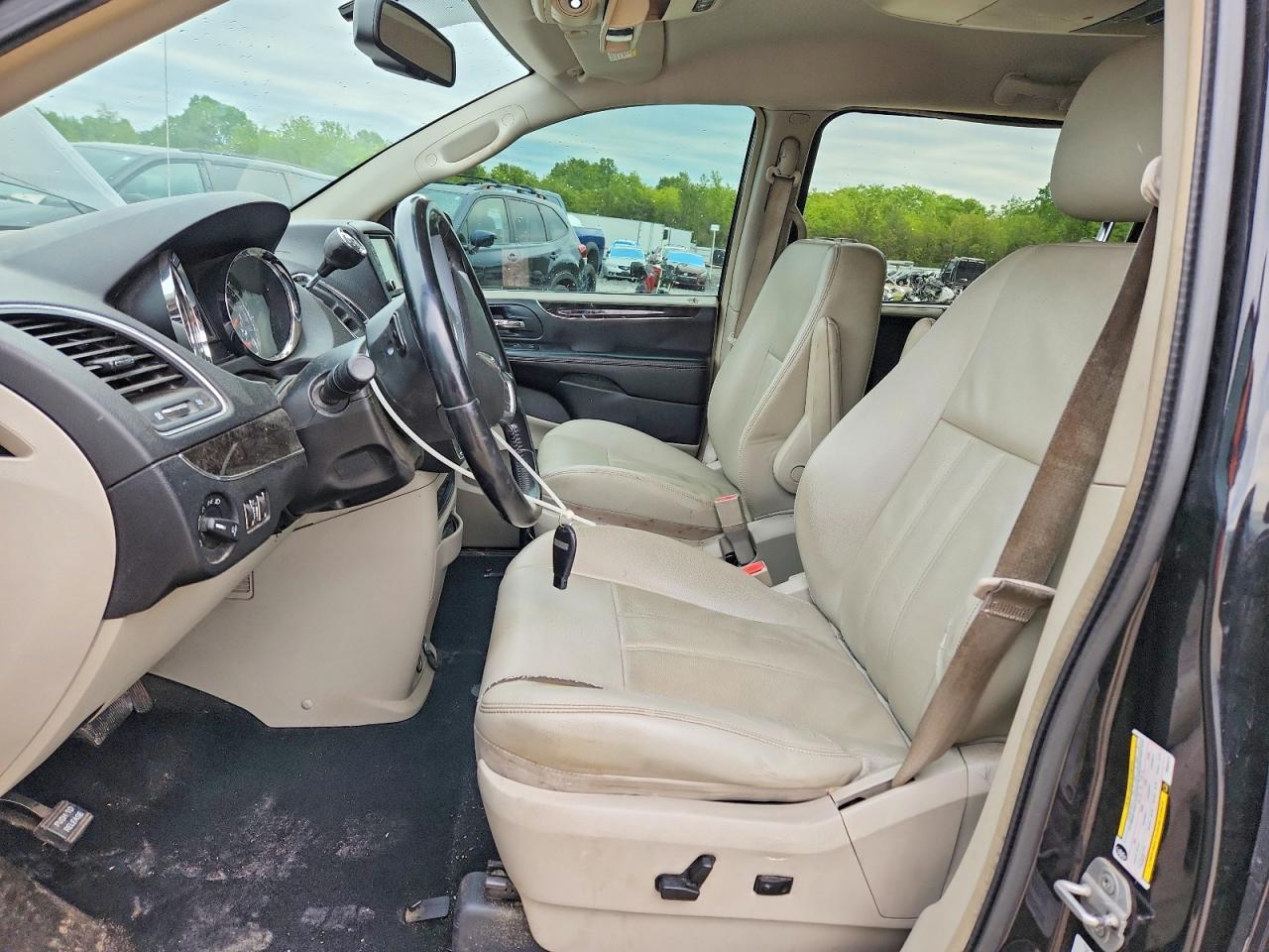 2013 Chrysler Town & Country Touring - Фото 7
