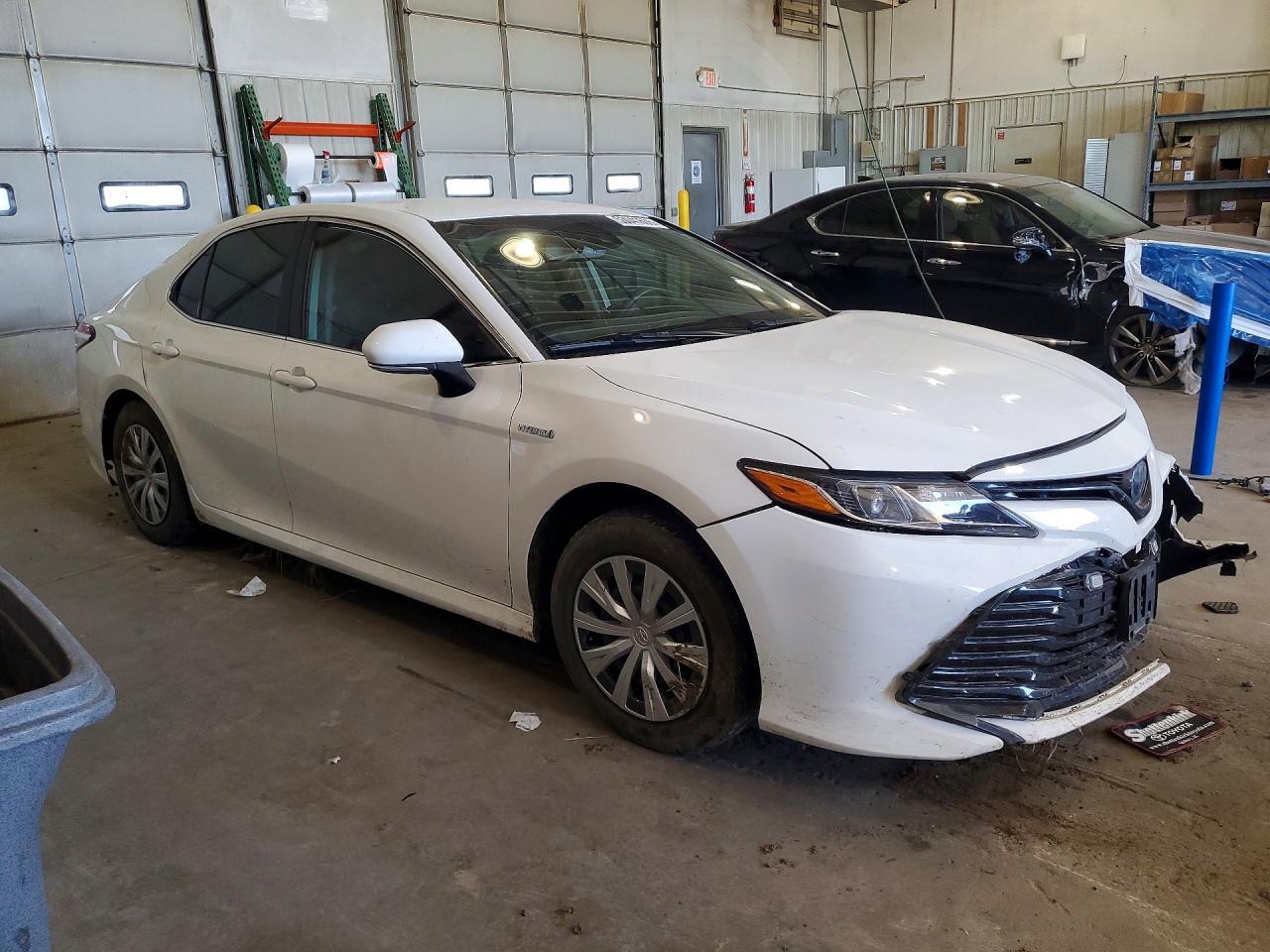 2020 Toyota Camry Le - Фото 4