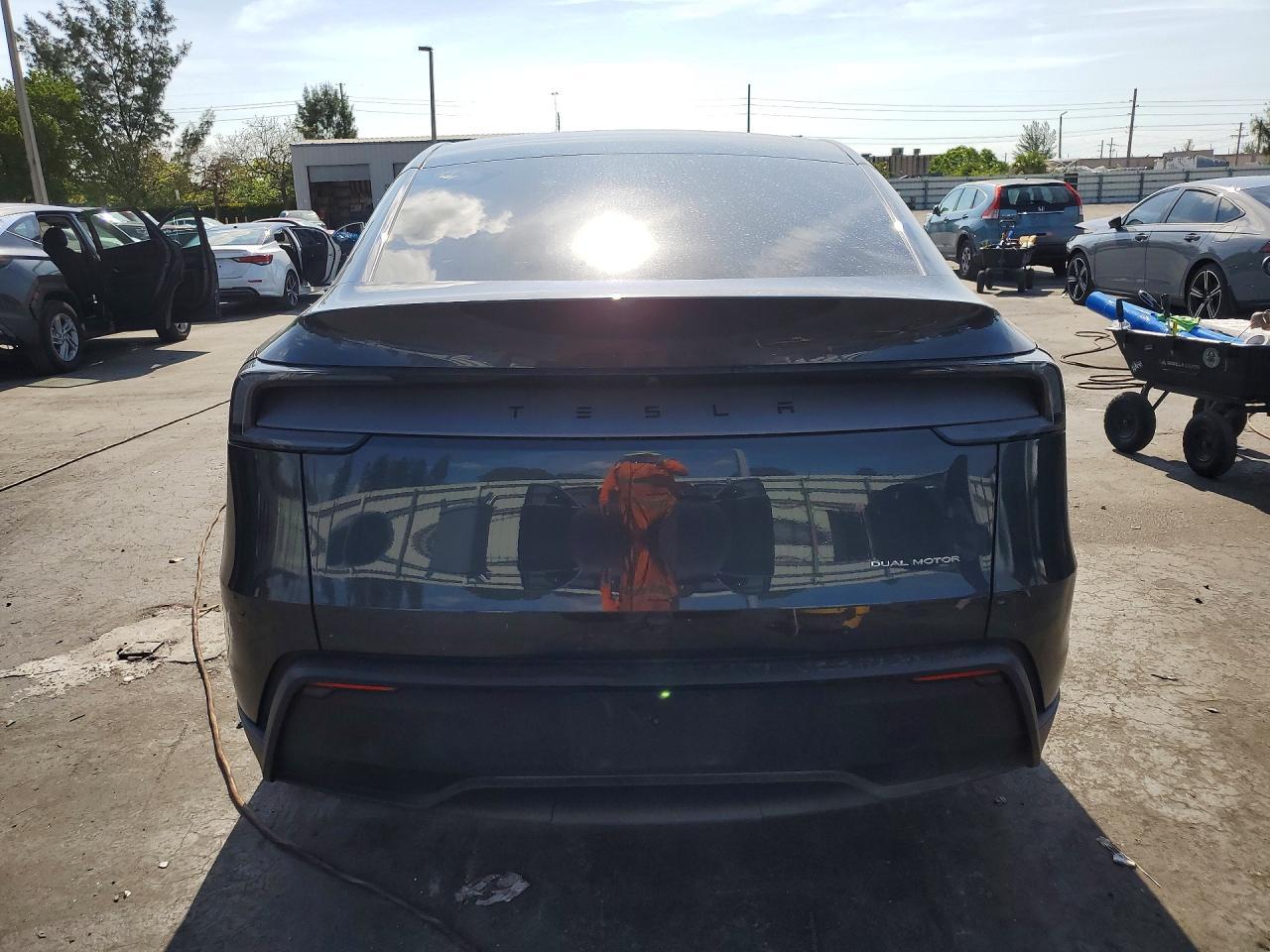 2026 Tesla Model Y - Фото 6
