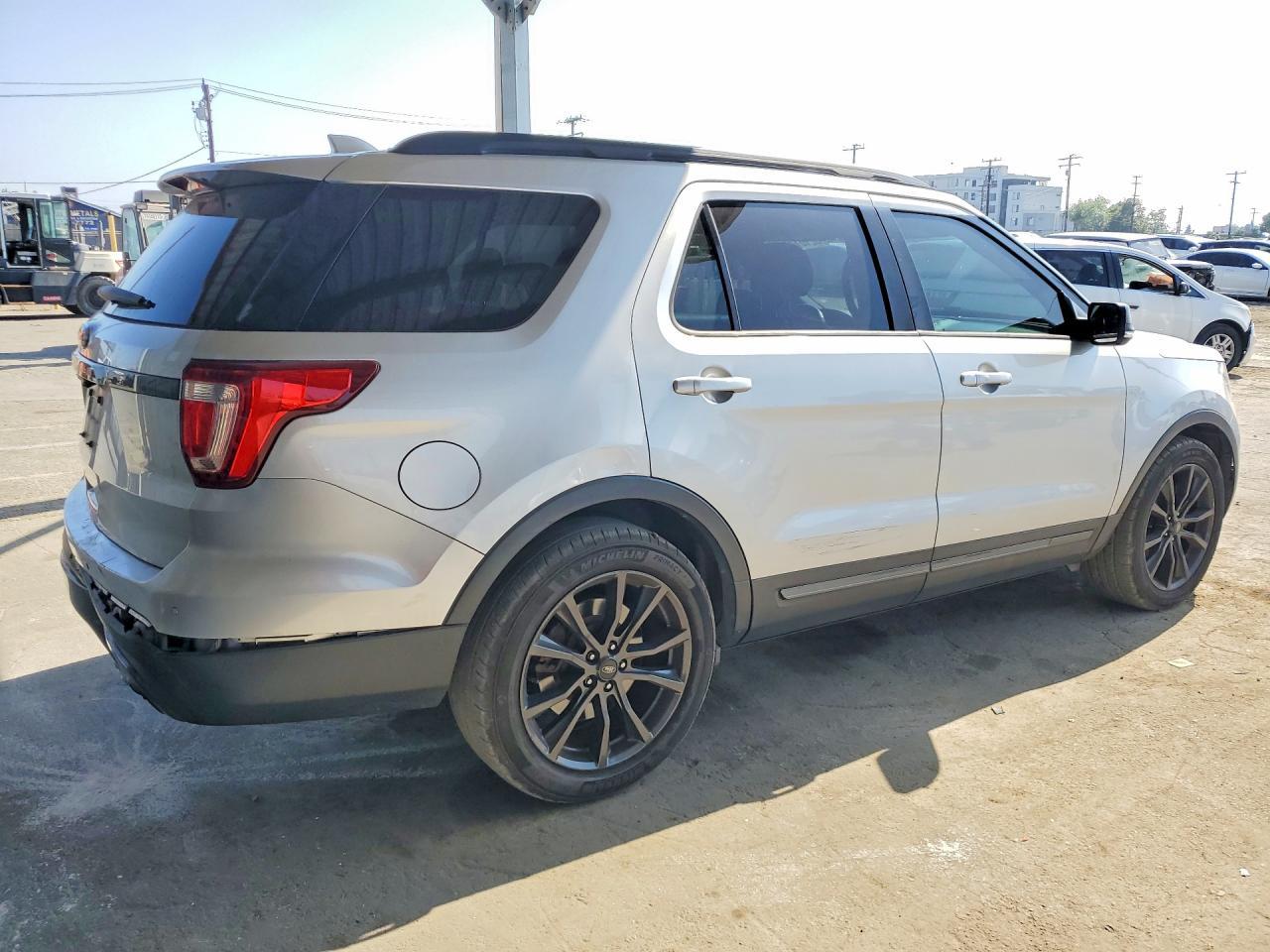 2017 Ford Explorer Xlt - Фото 3