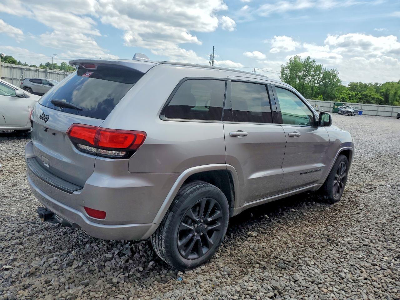 2018 Jeep Grand Cherokee Laredo - Image 3