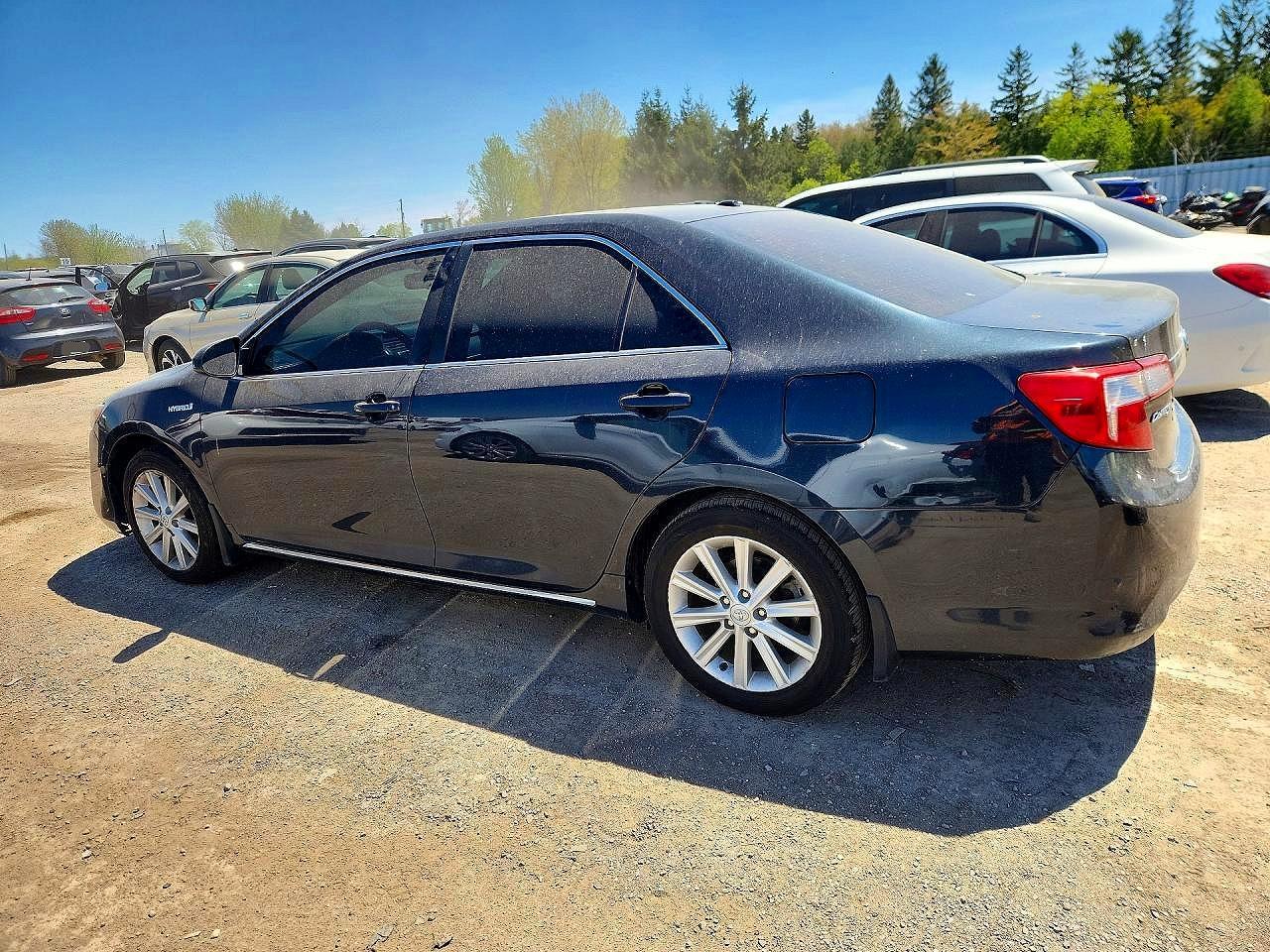 2014 Toyota Camry Hybrid Le - Image 2