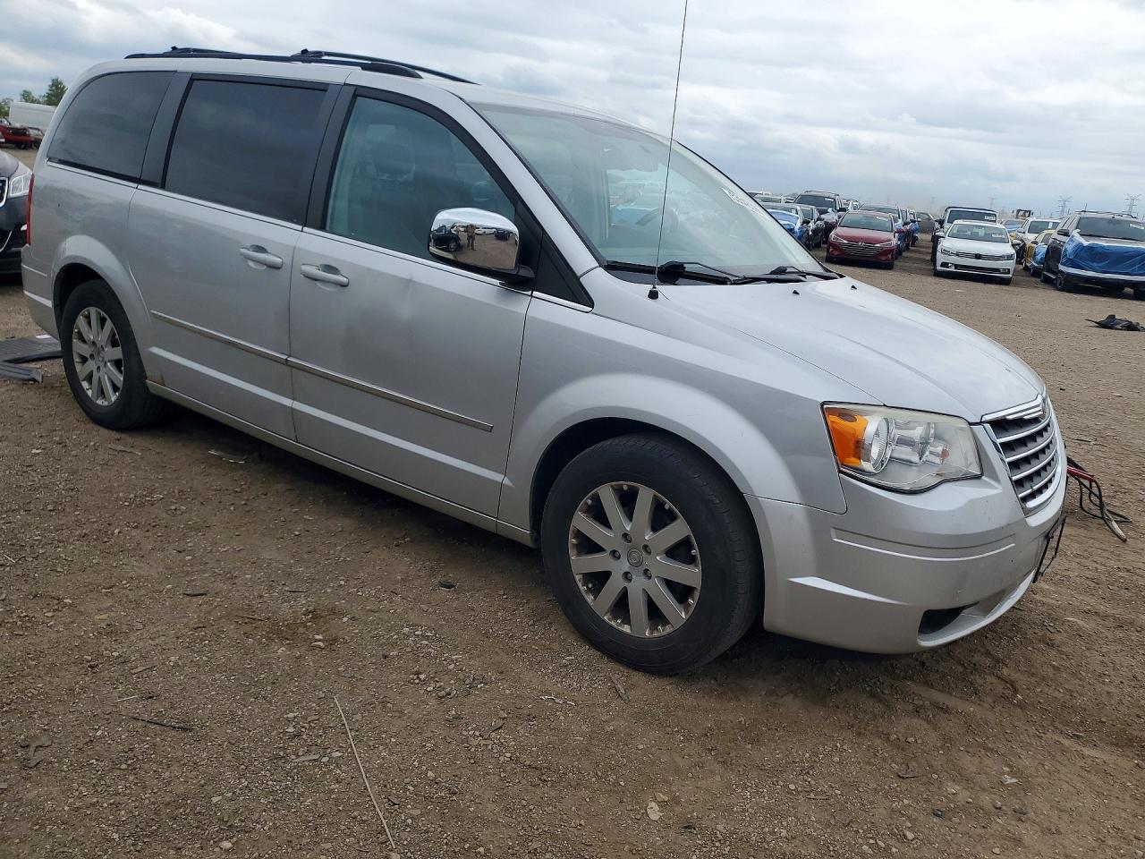2010 Chrysler Town & Country Touring Plus - Фото 4