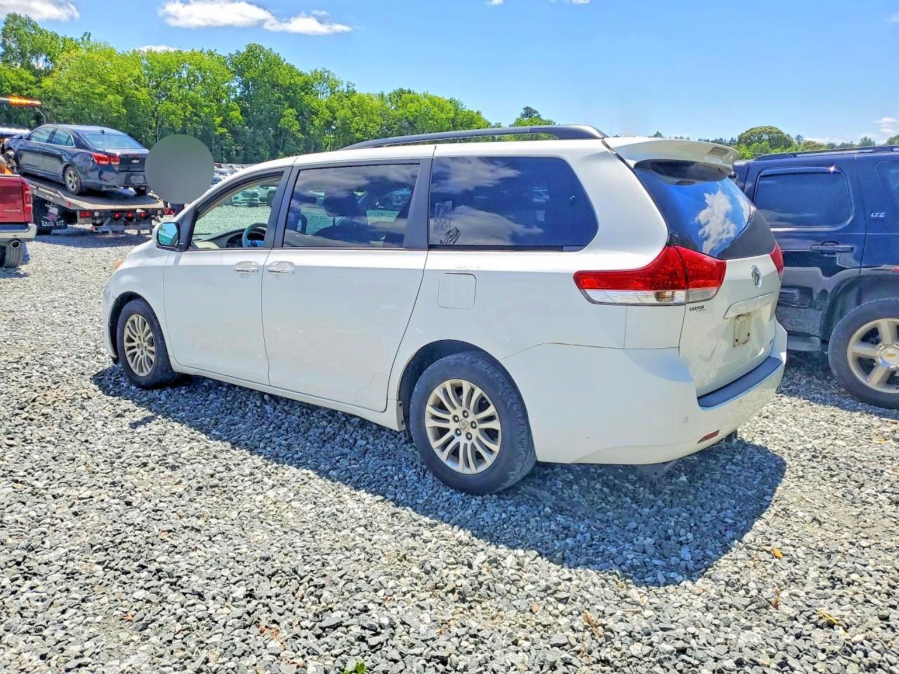 2014 Toyota Sienna Xle 8-Passenger - Image 2