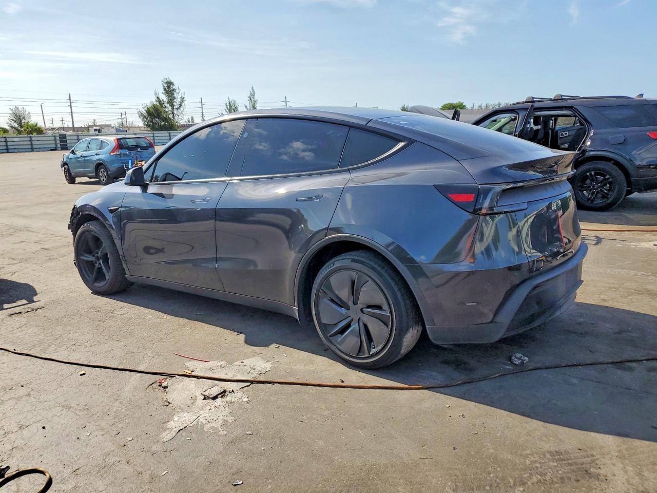 2026 Tesla Model Y - Фото 2