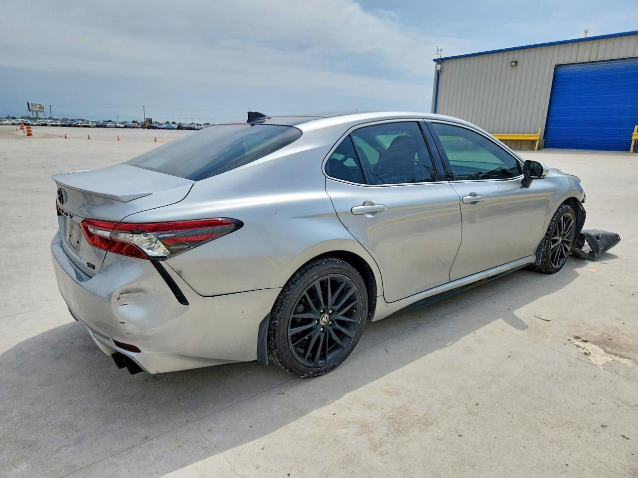 2021 Toyota Camry Ce V6 - Image 3