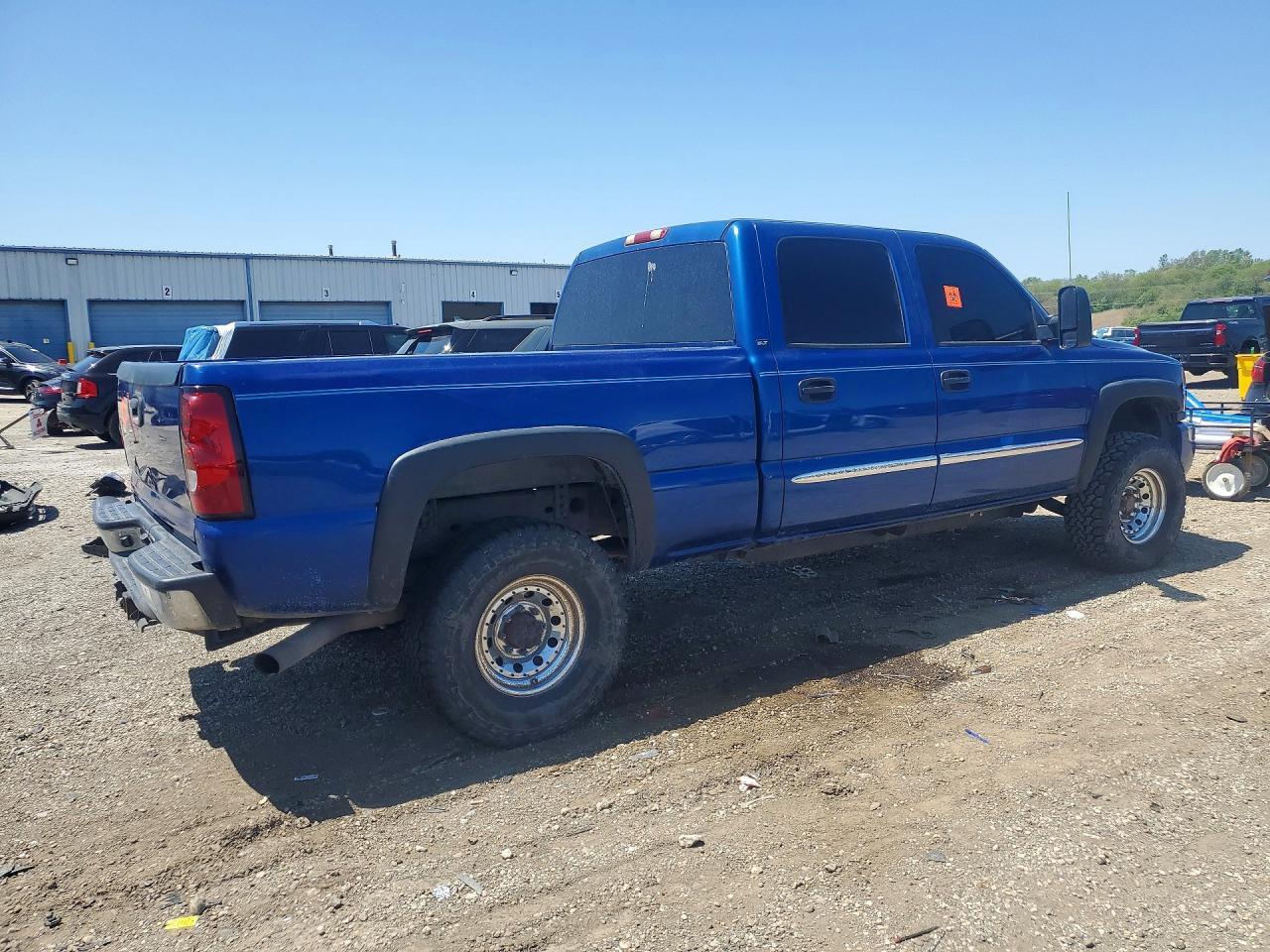 2004 GMC Sierra K2500 Heavy Duty - Image 3