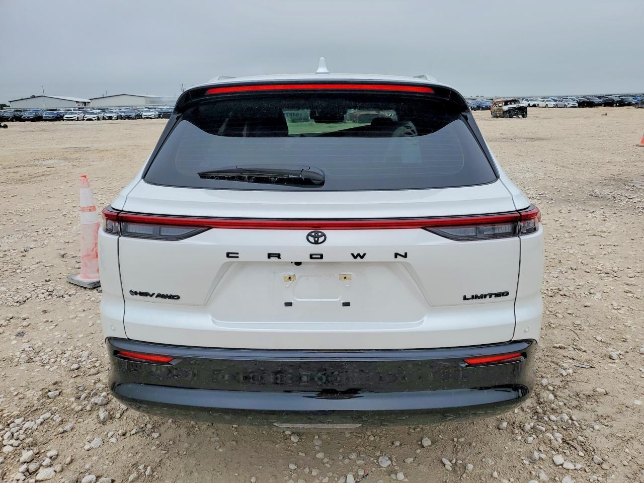 2025 Toyota Crown Signia Limited - Фото 6