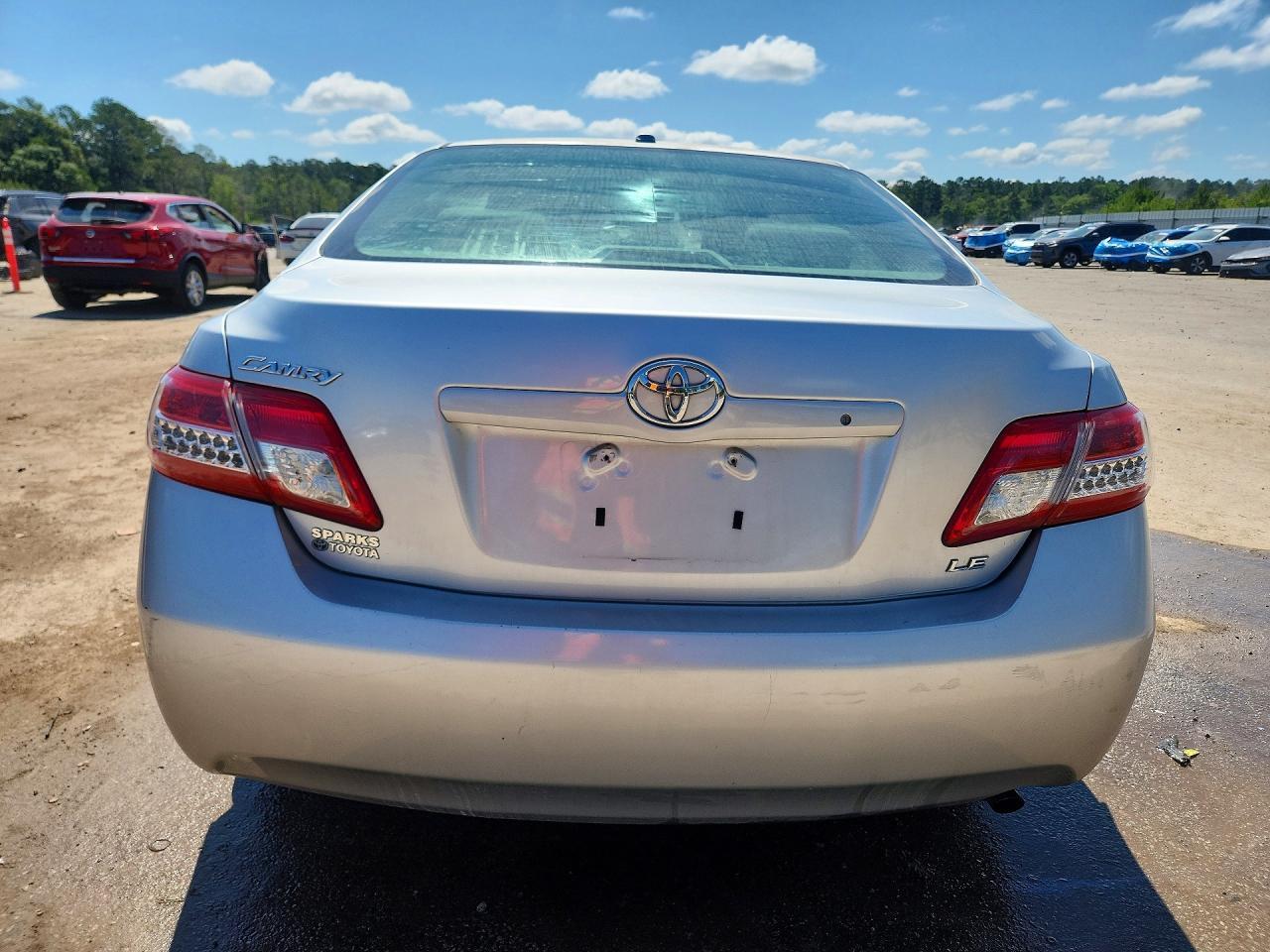 2011 Toyota Camry Le - Фото 6