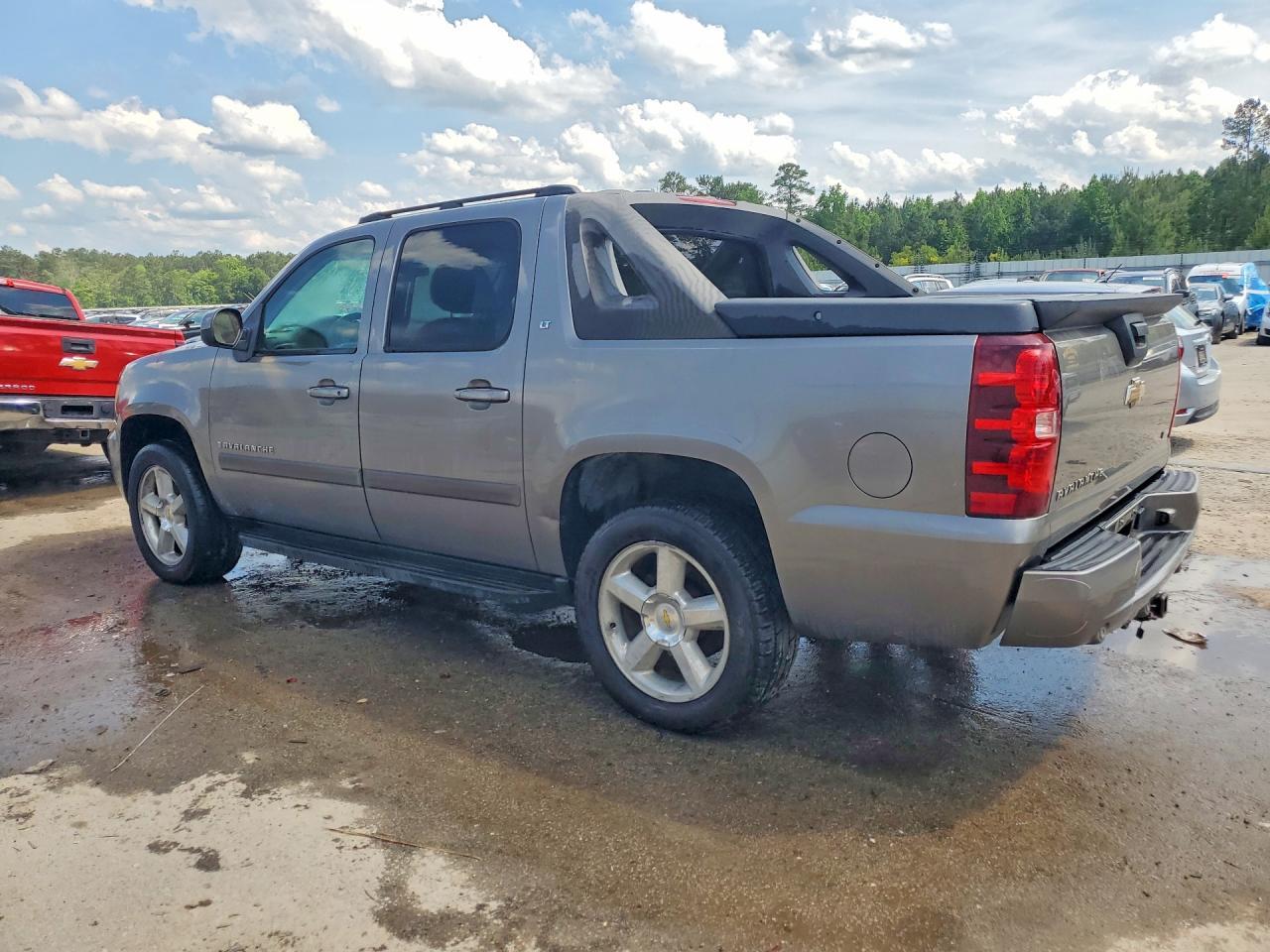 2007 Chevrolet Avalanche C1500 - Image 2