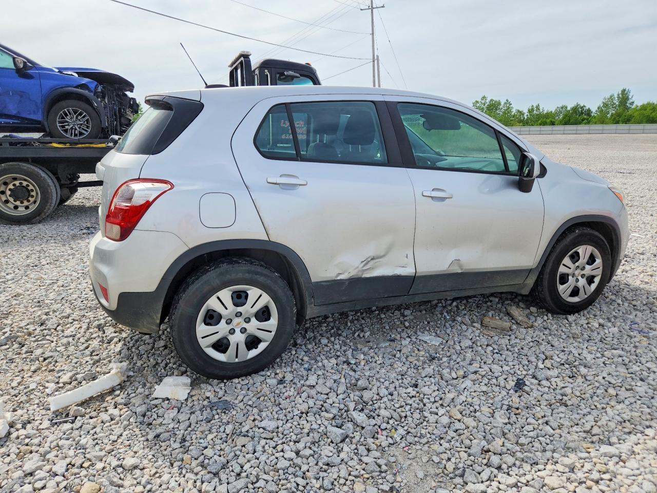 2017 Chevrolet Trax Ls - Image 3