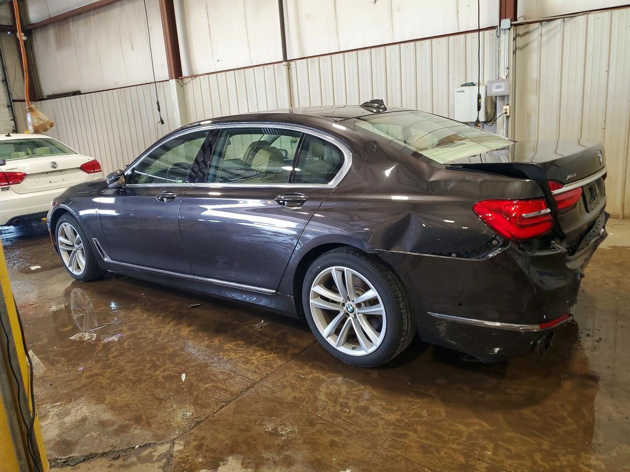 2016 BMW 750 Xi - Фото 2