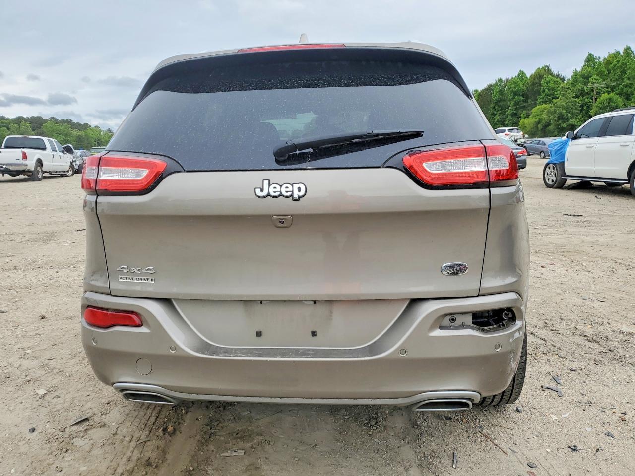 2016 Jeep Cherokee Overland - Image 6