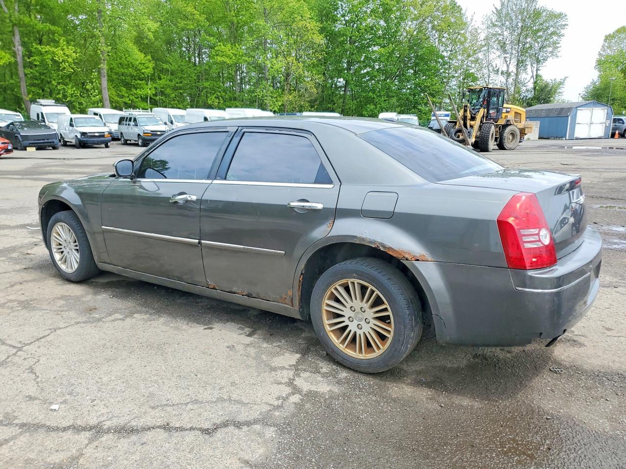 2010 Chrysler 300 Touring - Фото 2