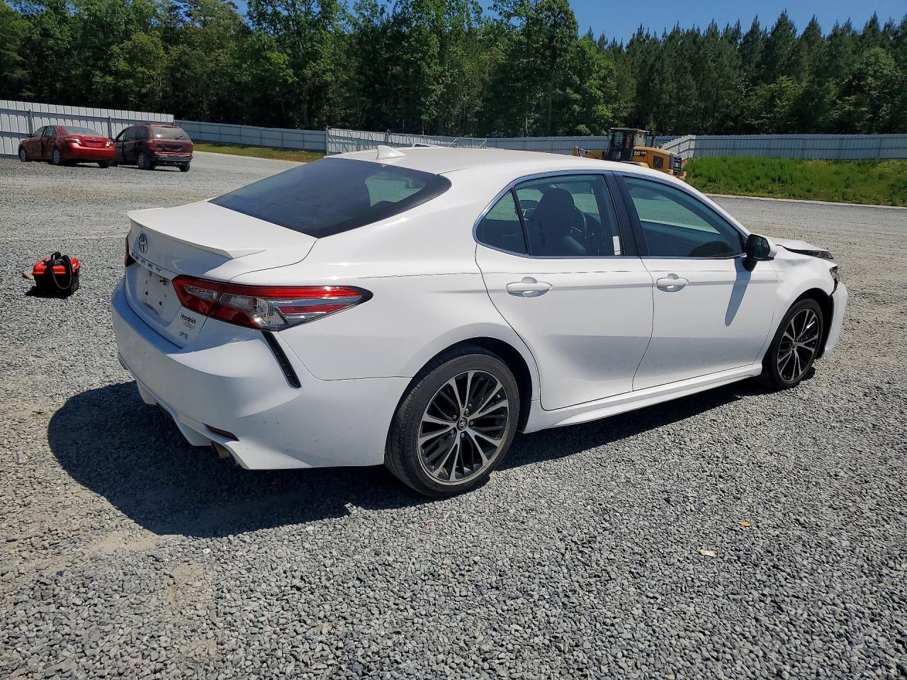 2019 Toyota Camry Se - Фото 3